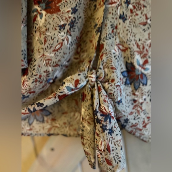 LIKE NEW Wishlist Tie Front Blouse - Picture 7 of 10